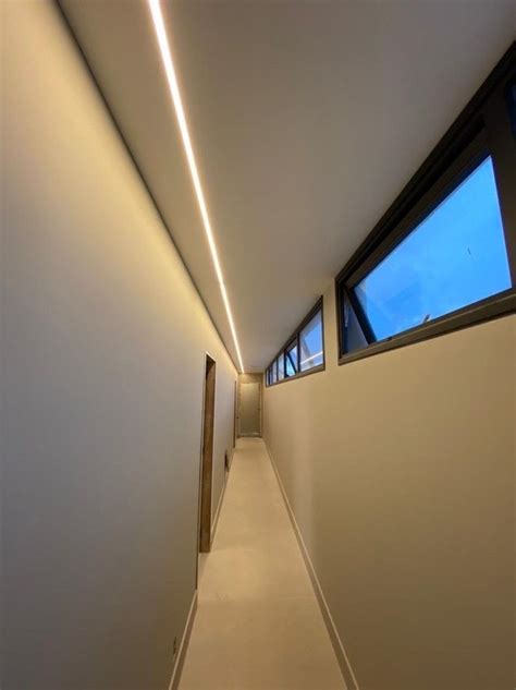 Fita De Led No Corredor - Corredor com perfil de led | Iluminação circulação, Iluminação linear ...
