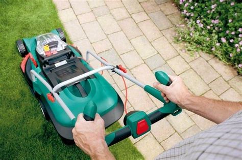 Аккумуляторная газонокосилка Bosch Rotak 32 Li, 0600885D06 - Купить ...