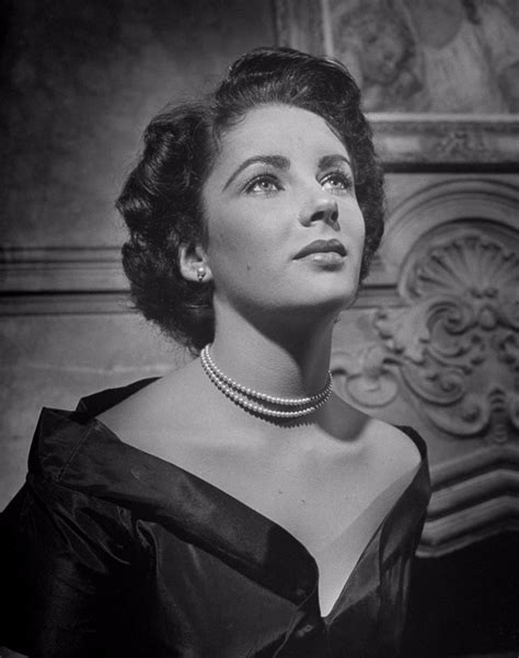 20 Rare Photographs Captured Elizabeth Taylor's Life From Between the