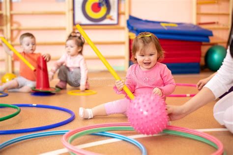 Счастливые Sporty дети в спортзале Стоковое Изображение - изображение ...