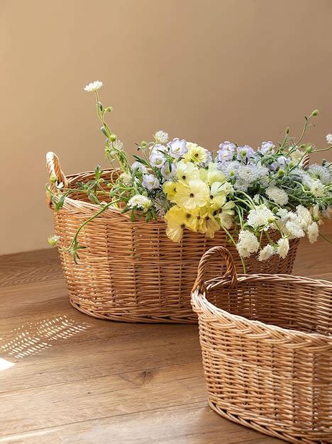 Salas Flores E Cestas - Dos cestas de mimbre con flores sobre una mesa. | Foto Premium