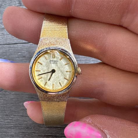 Seiko Watch Women’s Gold Tone Cracked Watch Face
