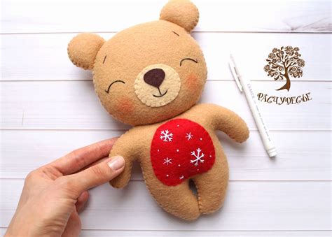 Мастер-класс: милая детская игрушка из фетра | Osos de navidad, Oso ...