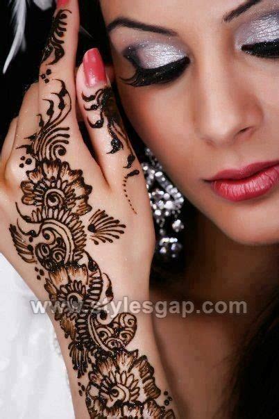 Chic Glitter Mehndi Designs (21) - StylesGap.com