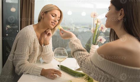 una joven pareja de lesbianas sexy disfrutando de momentos íntimos en