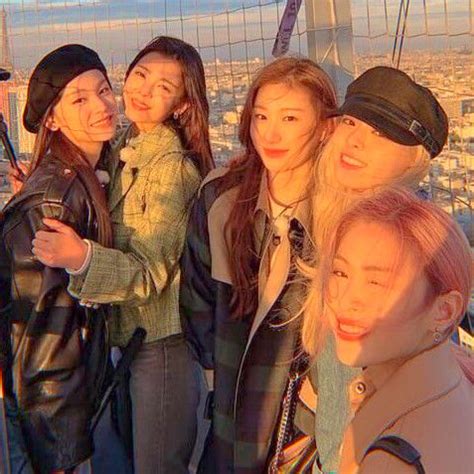 kpop icons adlı kullanıcının ITZY panosundaki Pin
