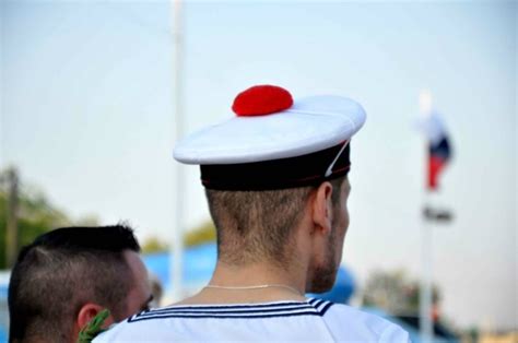 Для чего у французских моряков на бескозырке красный помпон