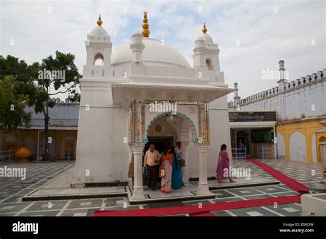 mughul emperor aurangzebs simple tomb   alamgir dargah khuldabad