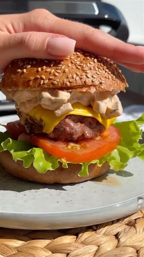 Рецепт вкусного бургера | Beef burgers, Cooking, Picnic food