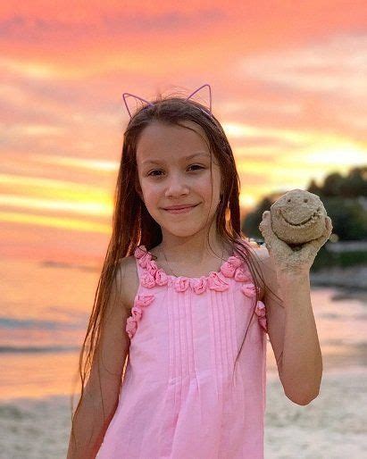 8-летняя девочка из Чебоксар Вика Соловьева заработала на YouTube за ...