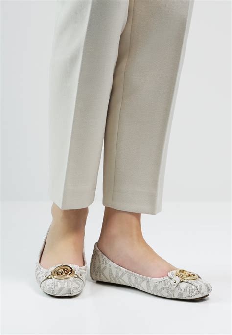 MICHAEL Michael Kors FULTON - Klassischer Ballerina - vanilla/beige ...