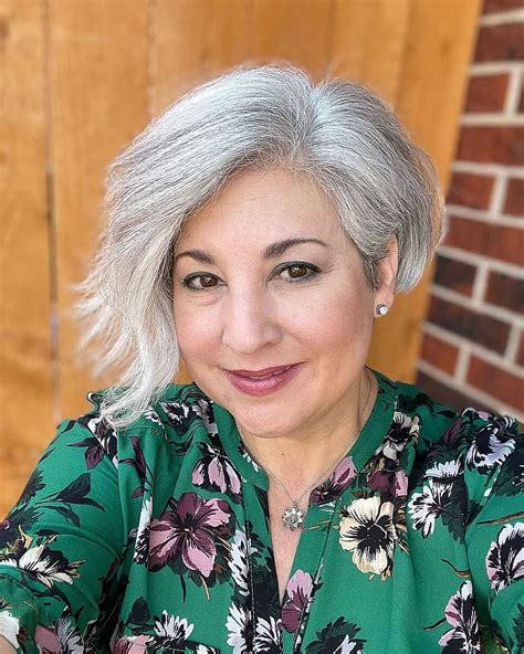 bob curto assimétrico em mulher madura - Beleza Moderna