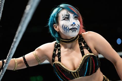 人気日本人女子レスラー、意外すぎる“濃いメンツ”との記念写真が大反響…スーパースターと並んだ“サイズ感”も話題に「まるでミニチュア模型と巨人