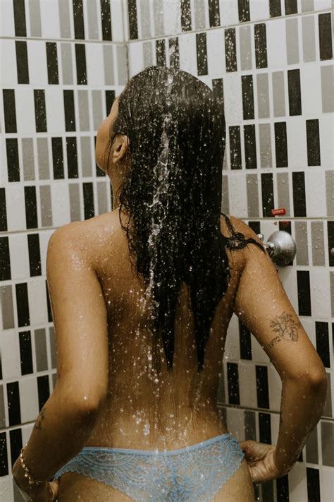 Naked Women In Shower Photos, Download The BEST Free Naked Women In