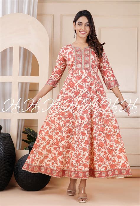 What types of kurtis do top kurti manufacturers usually produce?