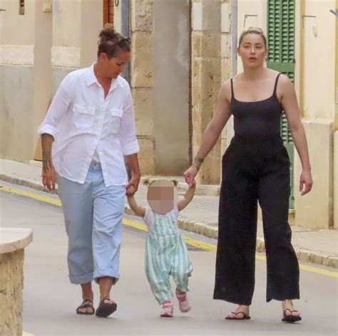 Amber Heard passeia com a namorada e a filha em Palma de Mallorca, na