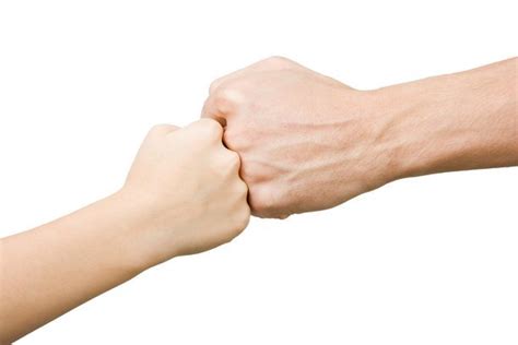Ученые предлагают отменить рукопожатия и здороваться как рэперы ...