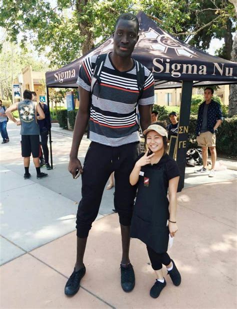 PsBattle: This tall man and short woman : r/photoshopbattles