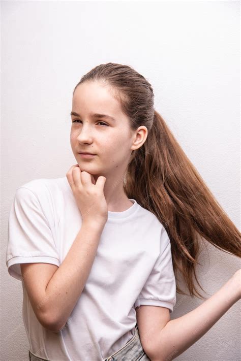 Удалите родимые пятна на лице, девушка трогает густые здоровые волосы ...