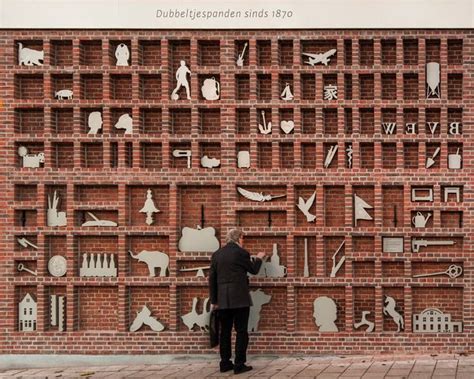 Декоративная инсталляция на фасаде | Brick art, Brick design, Brick wall