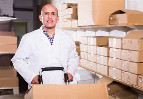 pekerja pria dewasa berdiri  gerobak  tempat kerja foto stok