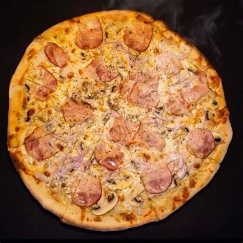 Піца Карбонара🍕 ⠀ Особливістю цієї піци є те, що вона має дуже приємний ...