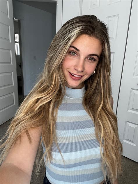 The face of a girl who's happy to have so many reddit friends 😊 : r/Faces