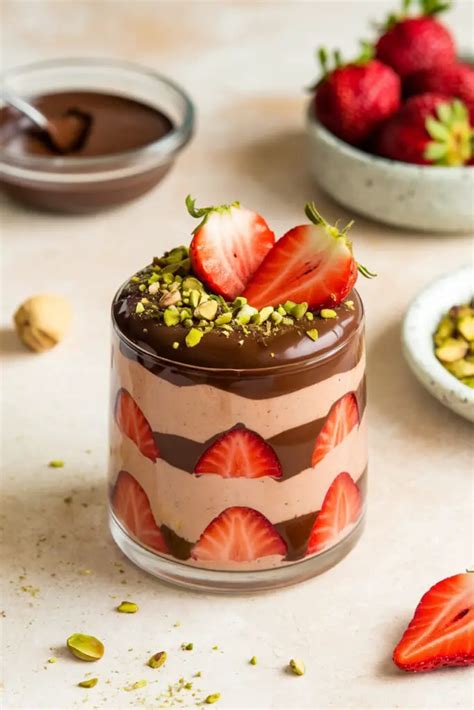 Dubai Chocolate Strawberry Cup - M&M Bites