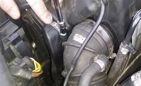 Замена воздушного фильтра VW Passat B5