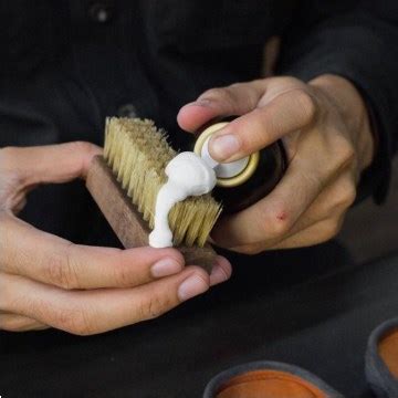 Уход за обувью из натуральной гладкой кожи