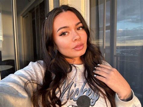 Who Is Kat Holmes? Biography, # 1 Alluring Model, Net Worth, Height ...