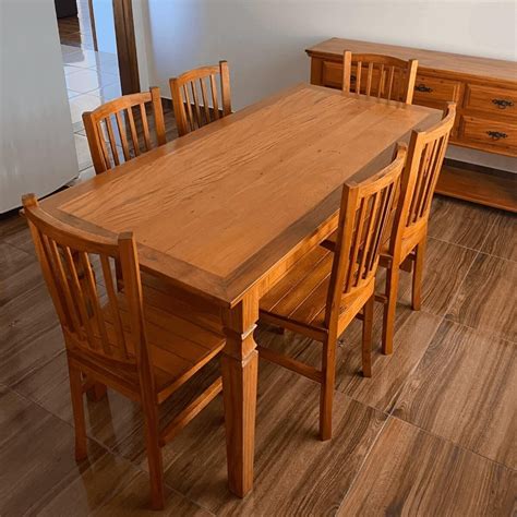 Mesa E Cadeiras Em Madeira