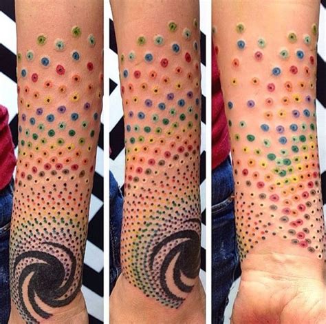 Tomas Garcia cria inúmeros pontos coloridos na pele e os transforma em ...