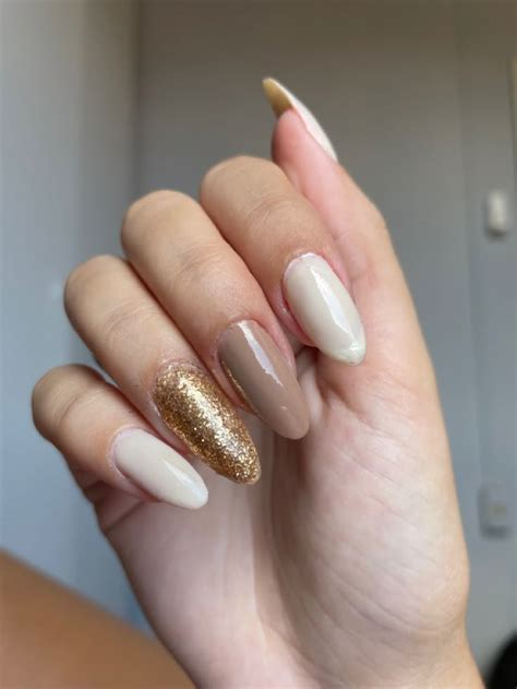 Unhas Bege Com Dourado - Unhas | Unha bege com dourado, Unha com esmalte dourado, Unha dourada ...