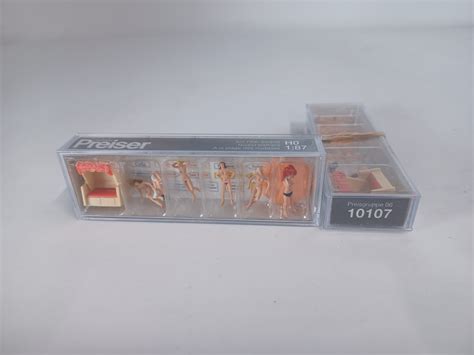 Preiser 10107 - Recreation & Sports - Nude Sunbathers - HO Scale