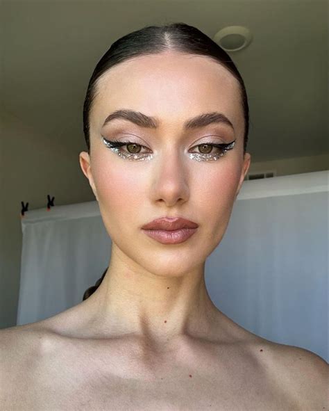 white swan fashion makeup Hot Halloween Costumes, Fete Halloween ...