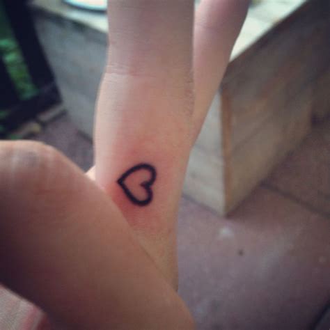 Finger tattoo heart | Tattoos, Heart tattoo on finger, Finger tattoos