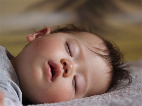 Deixar o bebê chorar para dormir: prós e contras | BabyCenter
