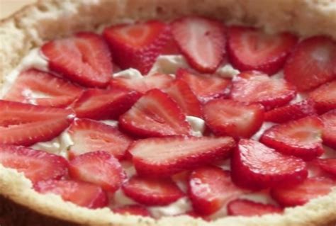 This Strawberry Squirt Cake is SO Easy, It's Ridiculous! (Recipe Inside) - 2gy8whx