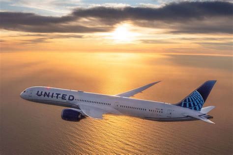 united airlines expected   year strong  climbing revenue