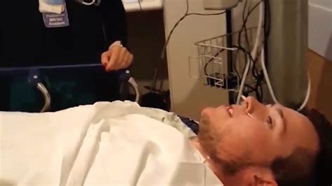 Папа Снимает Сына под Наркозом на Видео. Медсестре, Похоже, Не до Смеха ...