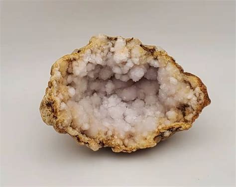 8 Different Types Of Geodes With Pictures • The Green Crystal
