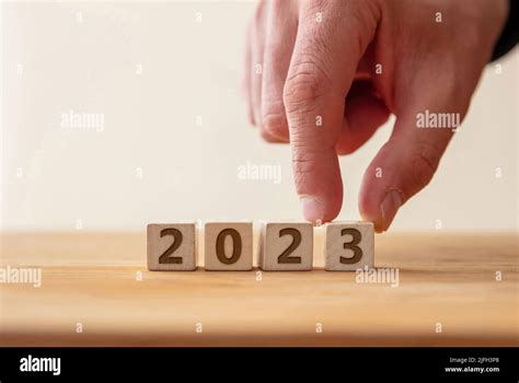 2023 Happy New Year Celebration Konzept. 2023 Zahl auf Holzwürfel mit ...