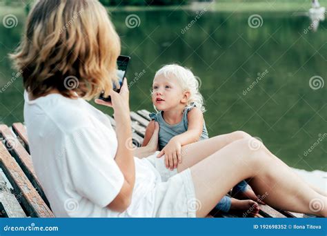 Мама и малыш с фотографии на улице Стоковое Фото - изображение ...