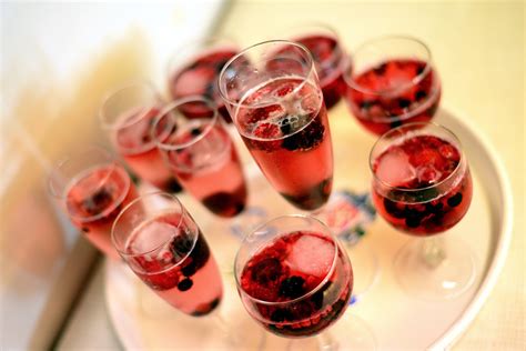 Kir Royal cocktail: ricetta con champagne e Crème de cassis | Food Blog