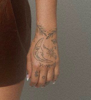 Ariana Grande Gets A New Hand Tattoo But What Does It - vrogue.co