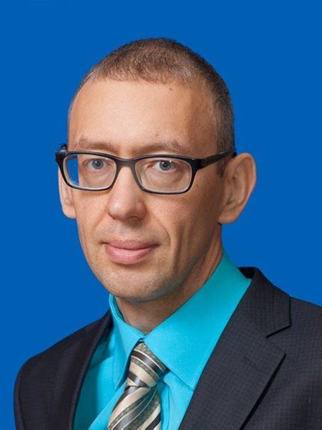 В проекте "Реальные люди" - Александр Столяров Вот уже 25 лет трудится ...
