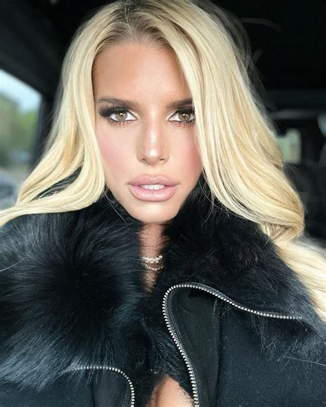 Jessica Simpson is 'aging backwards' in smoldering selfie