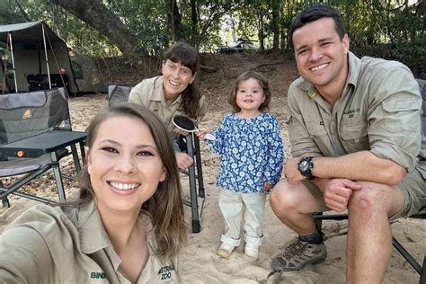 Bindi Irwin's Daughter Grace Plays Stylist in Sweet Family Photo ...