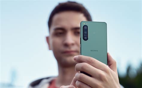 Sony выпустила компактный смартфон для блогеров. Что в нем особенного ...